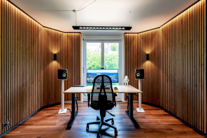 Akupanels von WoodUpp an den Wänden von Michaels Home Office