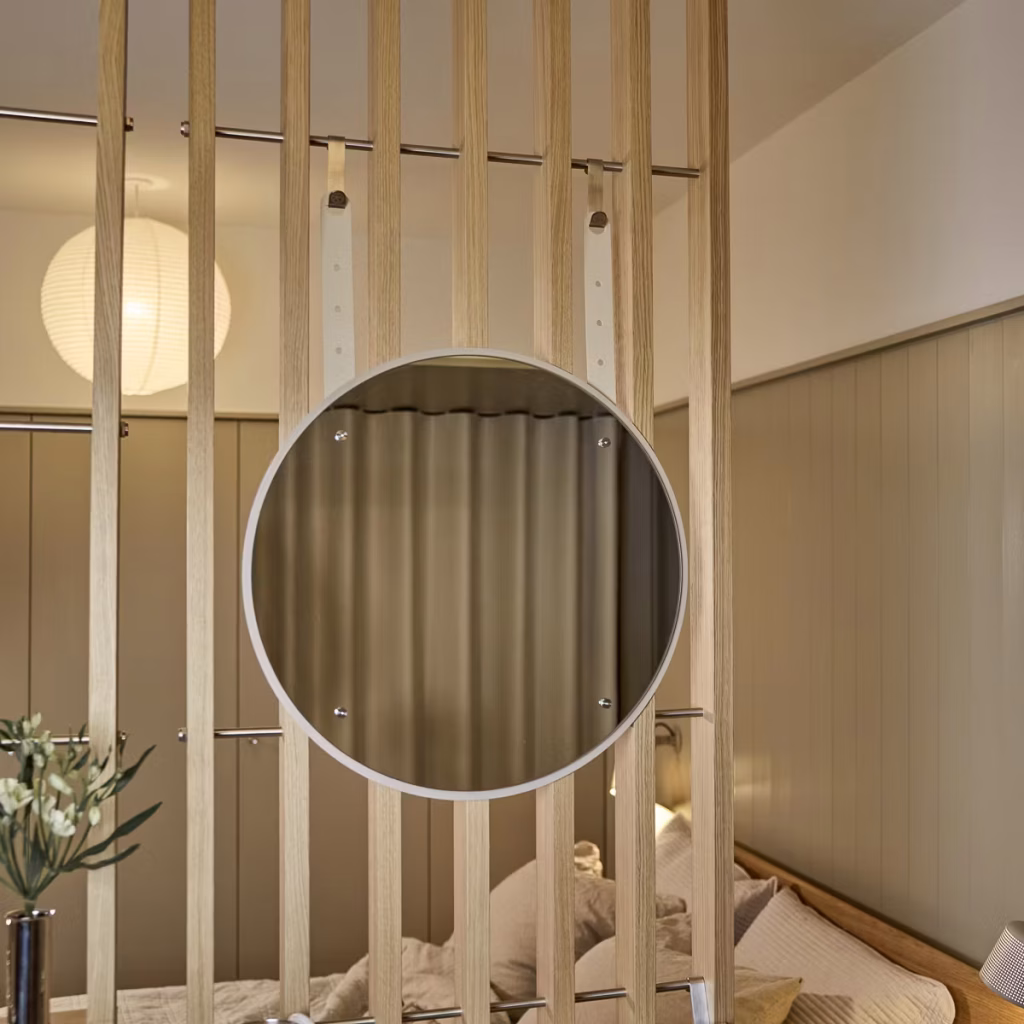Bild 1 von 7 in der EMBRACE | Vala Mirror Galerie